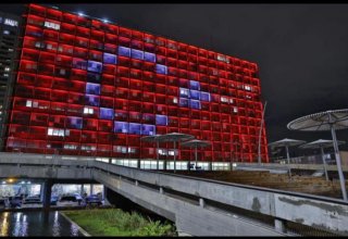 Здание муниципалитета Тель-Авива освещено цветами флага Турции
