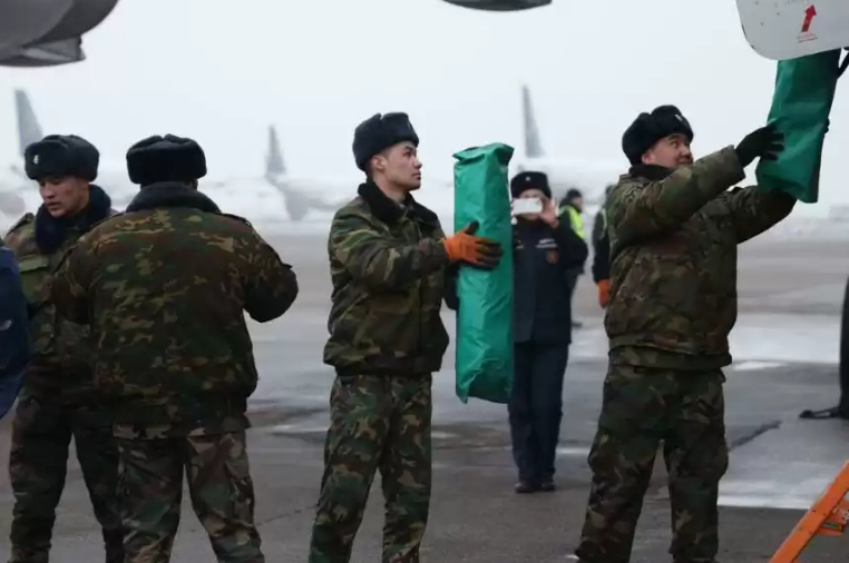 Борт с казахстанскими спасателями и медиками приземлится в городе Газиантеп