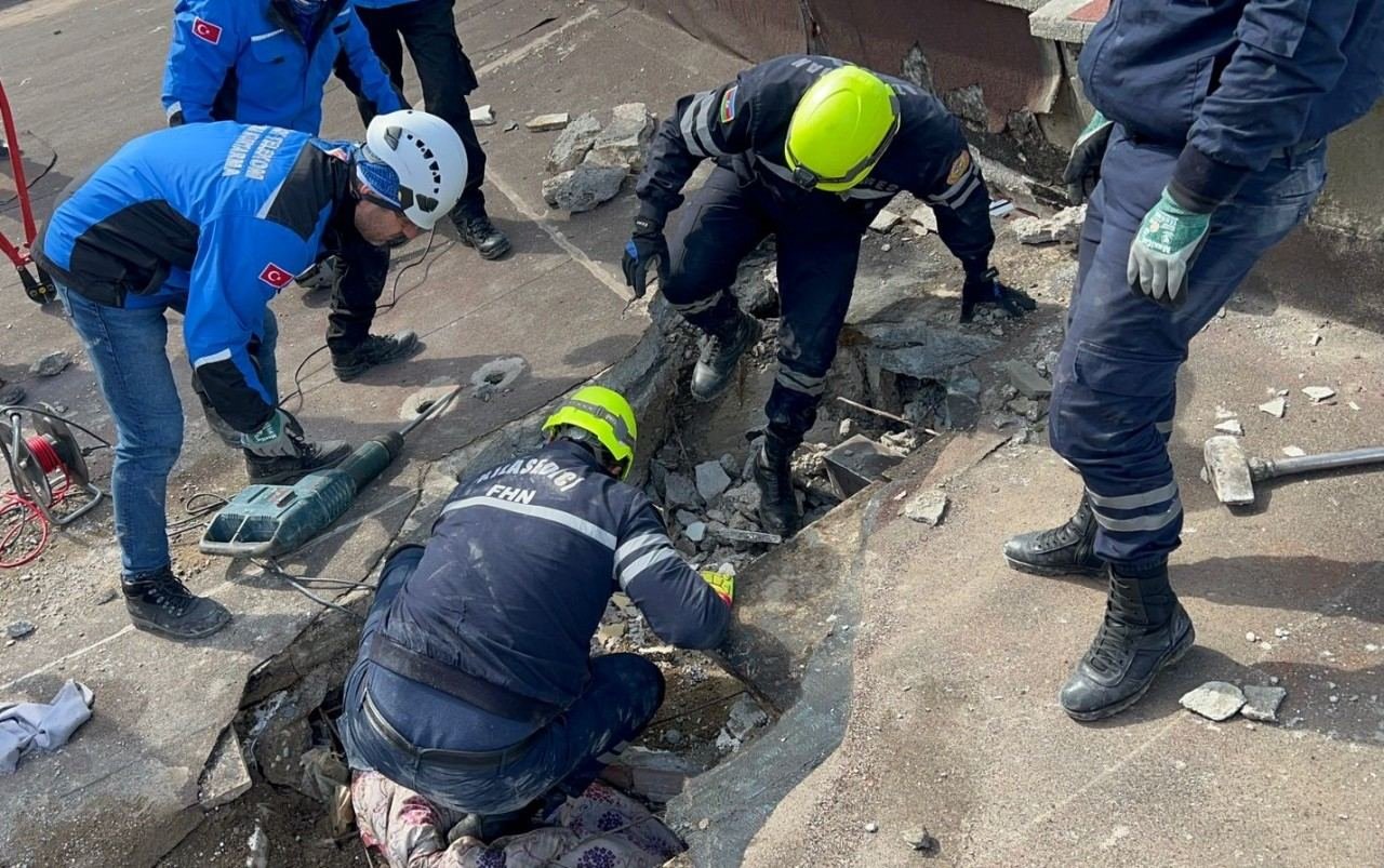 Спасатели МЧС Азербайджана спасли из-под завалов в Турции 16 человек