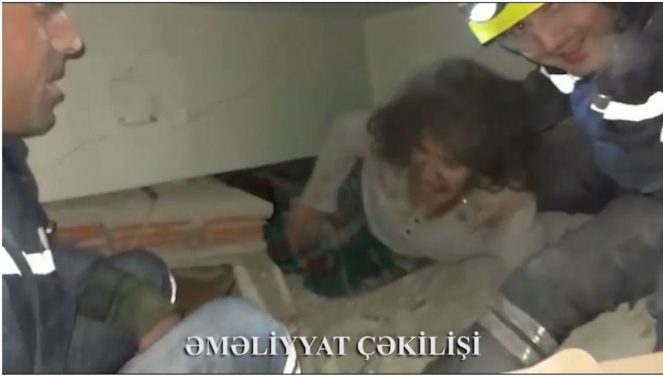 Азербайджанские спасатели в Турции извлекли из-под завалов и спасли женщину (ВИДЕО)