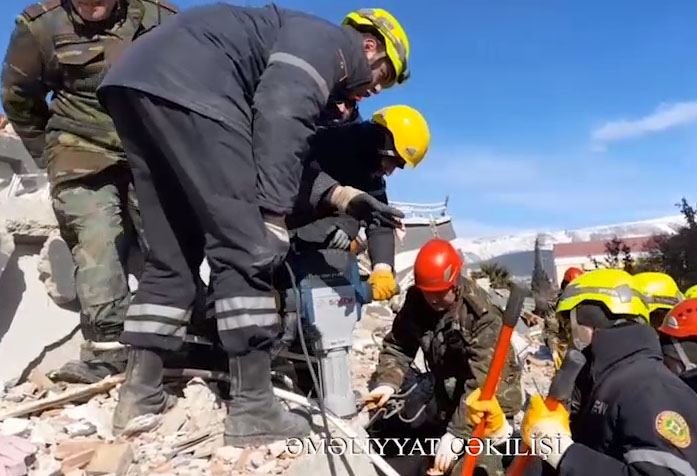 Спасатели из Азербайджана спасли подростка, который провел под  завалами 105 часов