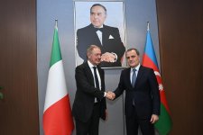 Джейхун Байрамов встретился с министром по делам предприятий и продукции "Made in Italy" Италии