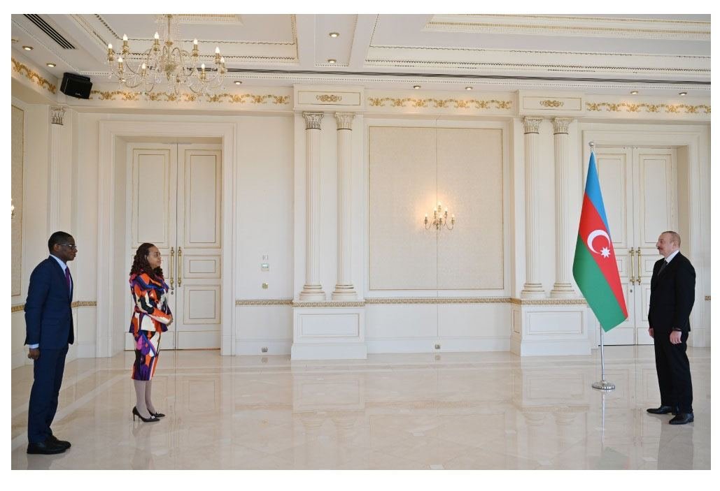 Президент Ильхам Алиев принял верительные грамоты новоназначенного посла Ганы в Азербайджане