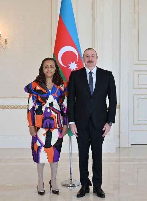 Президент Ильхам Алиев принял верительные грамоты новоназначенного посла Ганы в Азербайджане