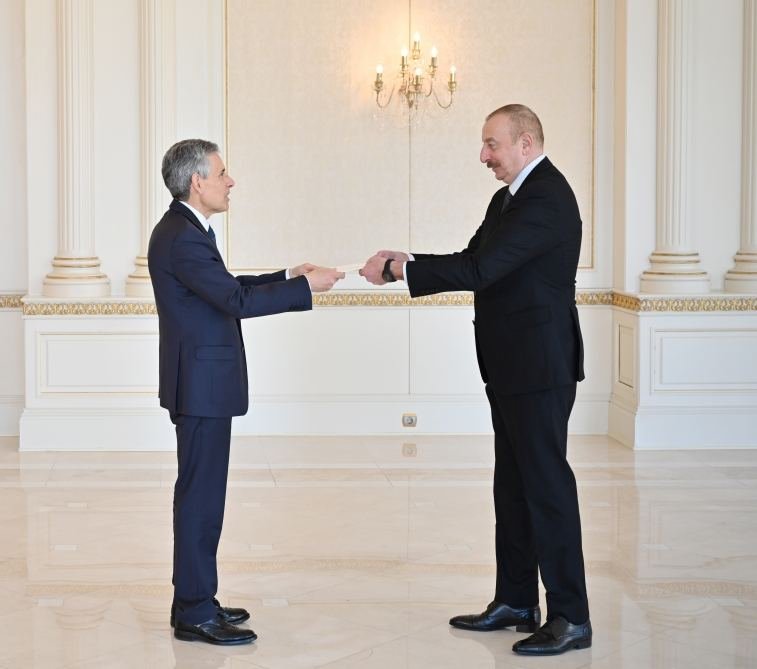Президент Ильхам Алиев принял верительные грамоты новоназначенного посла Сан-Марино в Азербайджане