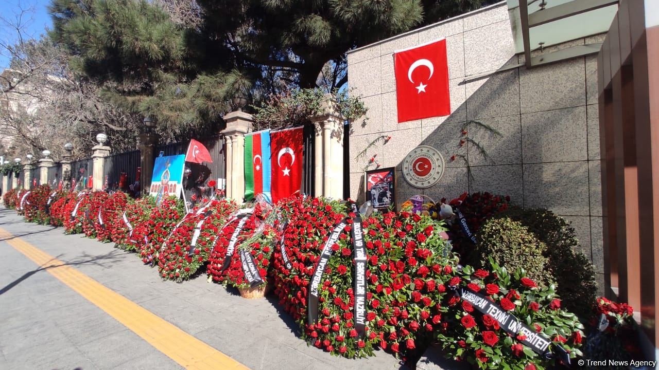 Граждане Азербайджана чтят память жертв землетрясения перед посольством Турции