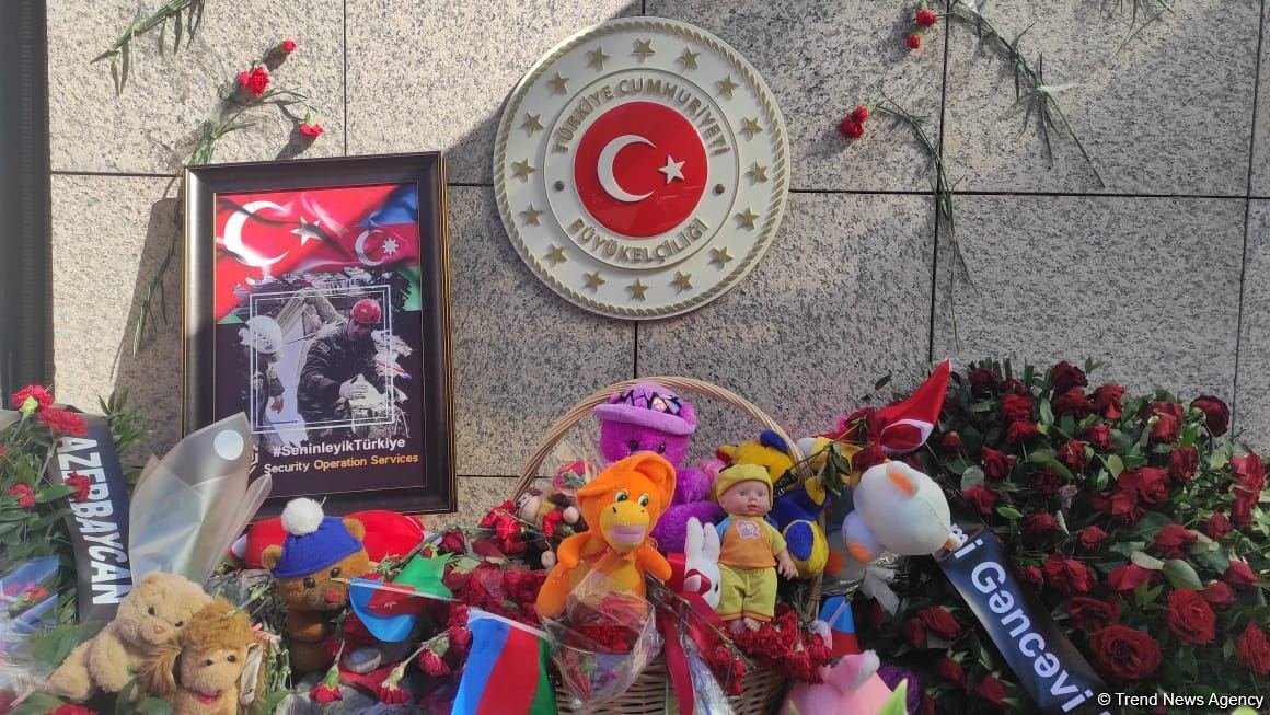 Граждане Азербайджана чтят память жертв землетрясения перед посольством Турции