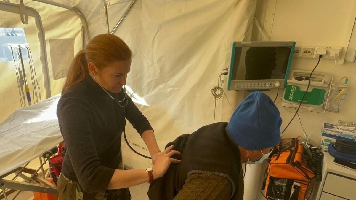 512 человек получили медпомощь в полевых госпиталях МЧС Азербайджана в зоне землетрясения