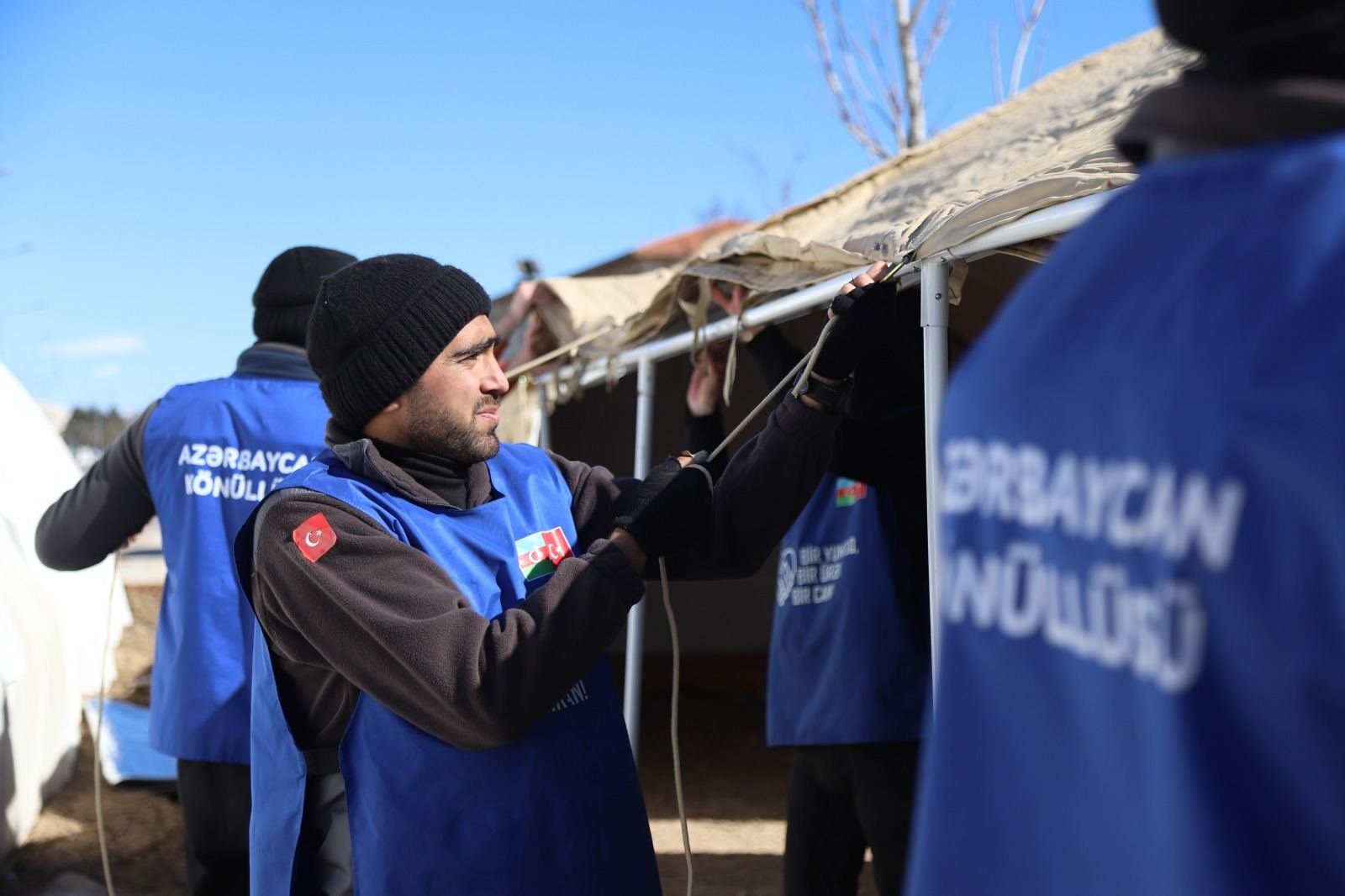 Азербайджанские волонтеры продолжают свою гуманитарную миссию в Турции