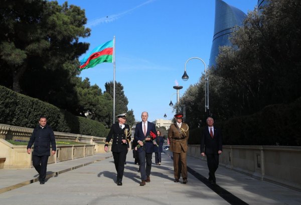 UK Minister of State visits Alley of Martyrs in Baku