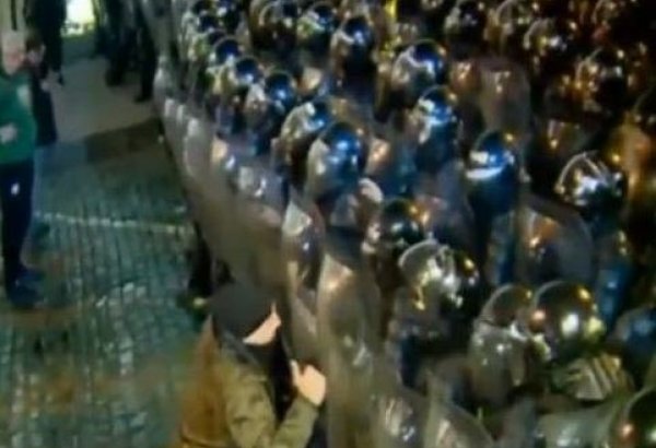 Tbilisidə polis etirazçılara qarşı gözyaşardıcı qazdan istifadə edib
