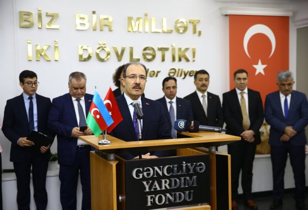 “Qardaş Köməyi” platforması və Gəncliyə Yardım Fondu xeyriyyə sərgisi təşkil edib