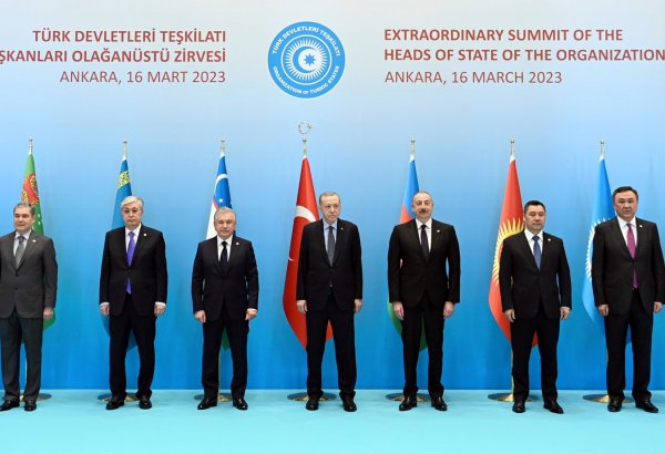 Садыр Жапаров ТМУнун кезексиз саммитине катышуу үчүн Түркиянын президенттик комплексине келди