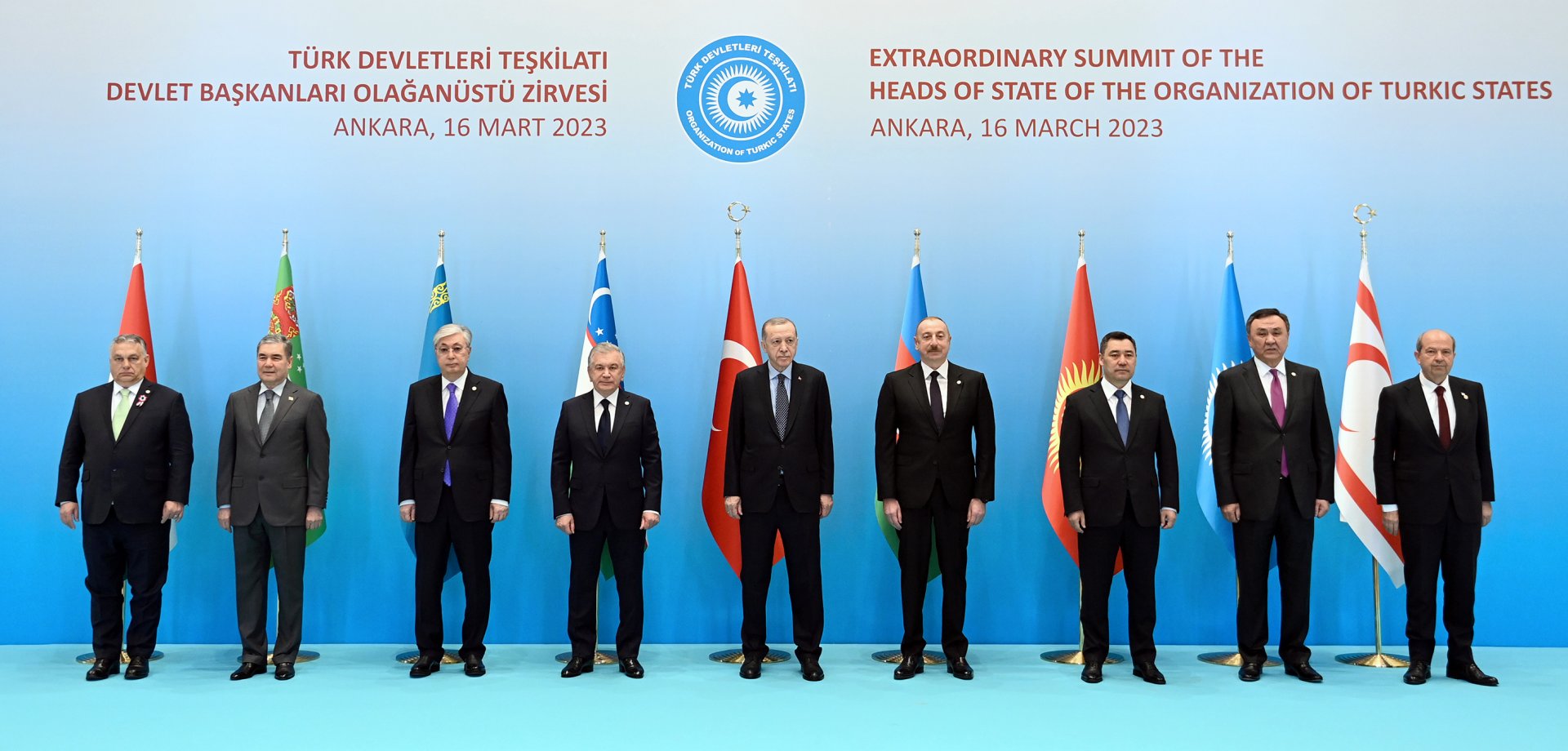 Садыр Жапаров ТМУнун кезексиз саммитине катышуу үчүн Түркиянын президенттик комплексине келди