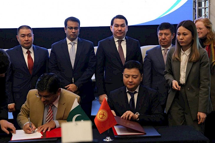 Businessmen of Kyrgyzstan and Pakistan sign agreement on opening trading house