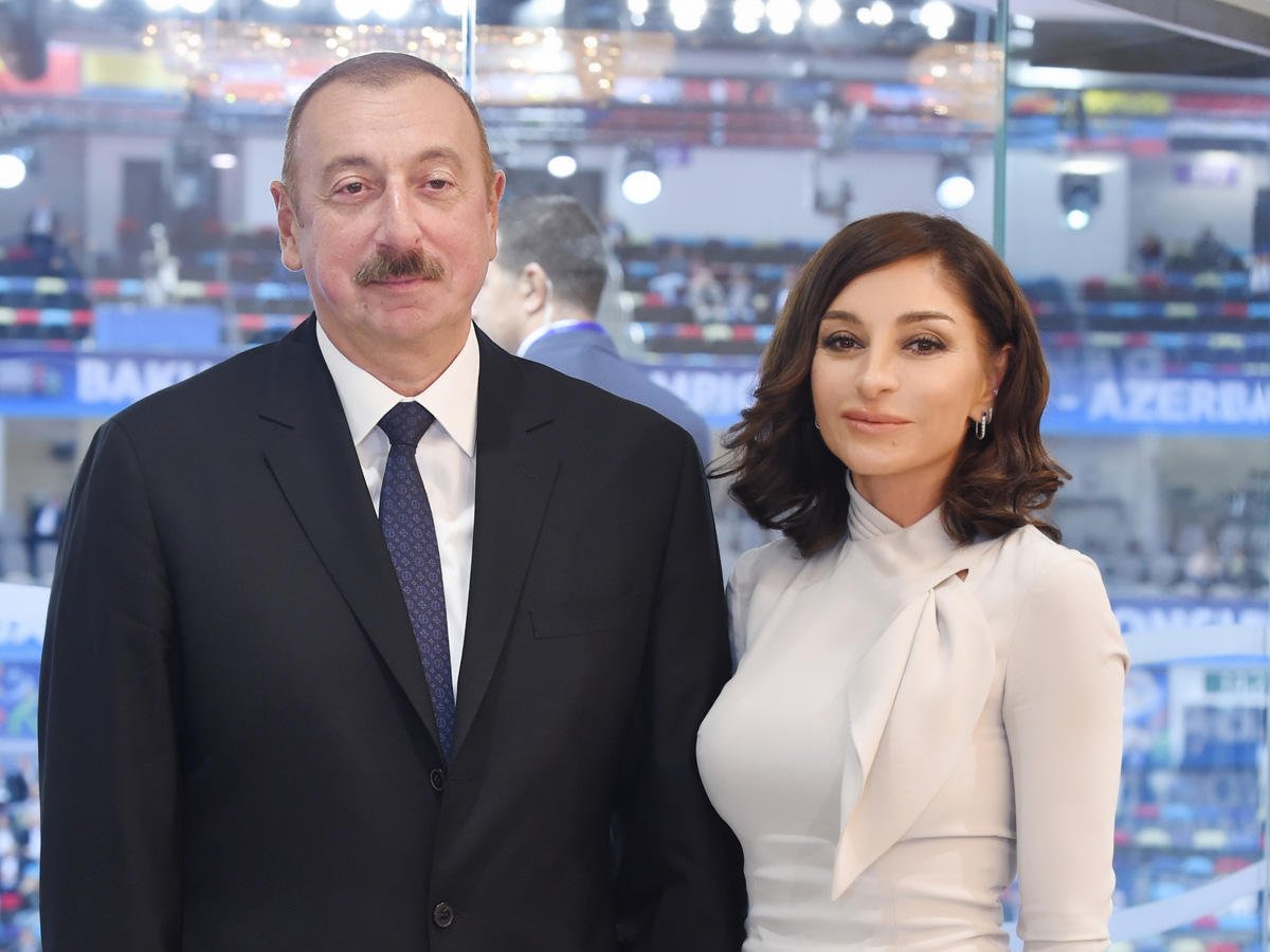 Президент Ильхам Алиев и Первая леди Мехрибан Алиева наблюдают за благотворительным матчем между командами «Карабах» и «Галатасарай»