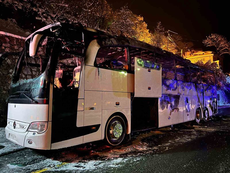 В Турции загорелся автобус перевозящий полицейских