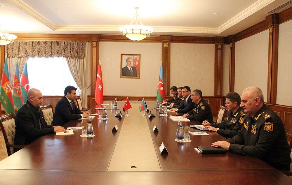 Azerbaijani defense minister meets CTO of Türkiye’s Baykar company