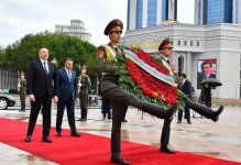 President Ilham Aliyev visits monument to Ismoil Somoni in Dushanbe