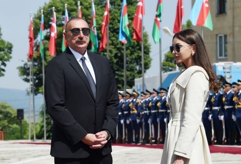 President Ilham Aliyev, First Lady Mehriban Aliyeva meet with Turkish athletes who dedicated their victory to Azerbaijan at European Weightlifting Championship