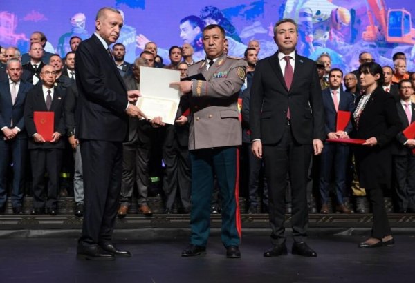 Эрдоган вручил награду вице-министру по ЧС Казахстана