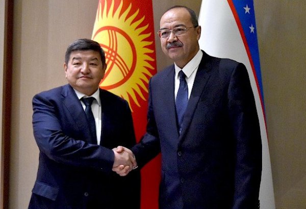 Акылбек Жапаров провел встречу с премьер-министром Узбекистана Абдуллой Ариповым