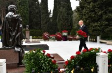 President Ilham Aliyev visits grave of academician Zarifa Aliyeva