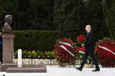President Ilham Aliyev visits grave of academician Zarifa Aliyeva
