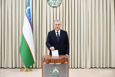 President of Uzbekistan votes in referendum