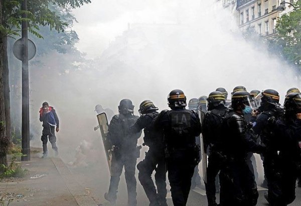 Во Франции на первомайских акциях протеста ранения получили более 100 полицейских