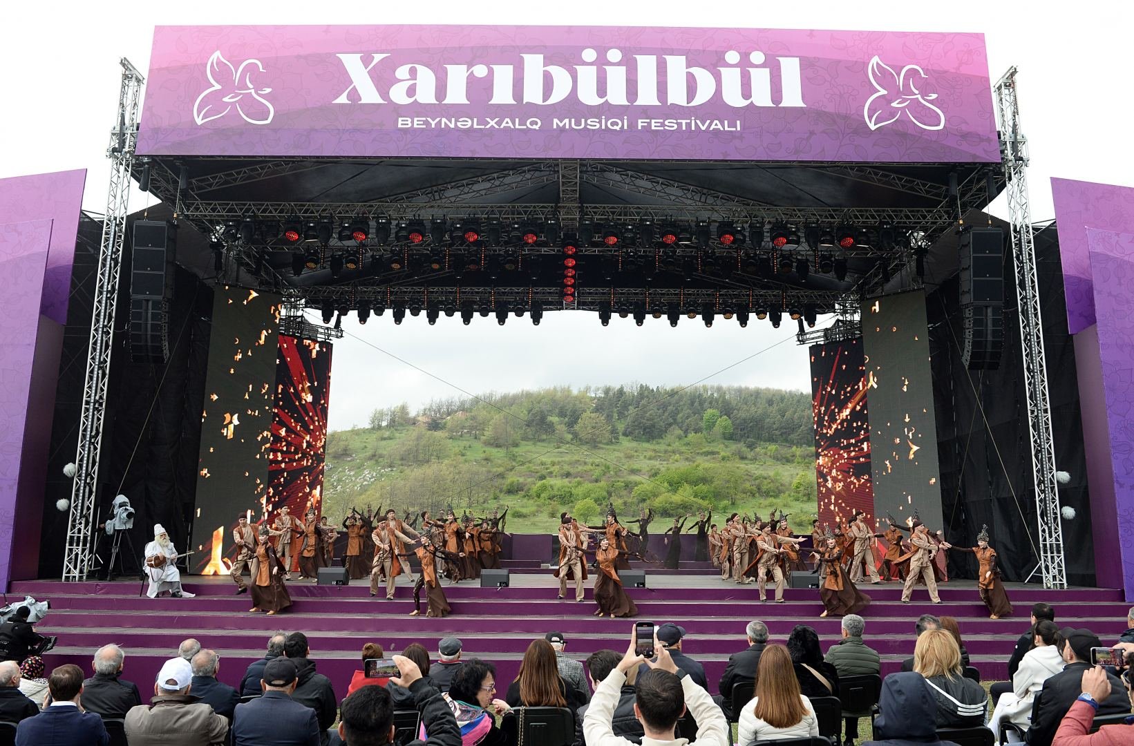 Cıdır düzündə “Xarıbülbül” festivalının açılış konserti olub