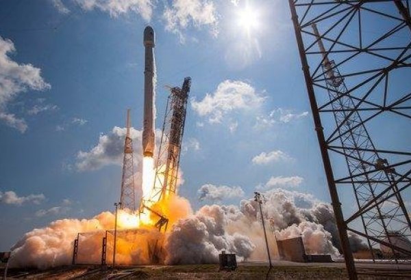 “SpaceX” daha 22 mini internet peykini uğurla orbitə çıxarıb