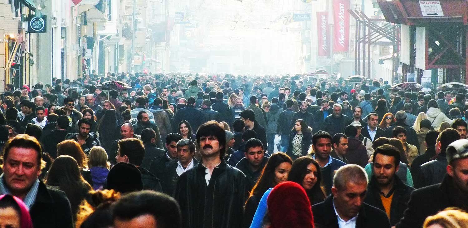 Толпы мувик. Are more crowded. Человек толпы. Житель мегаполиса. Много людей.