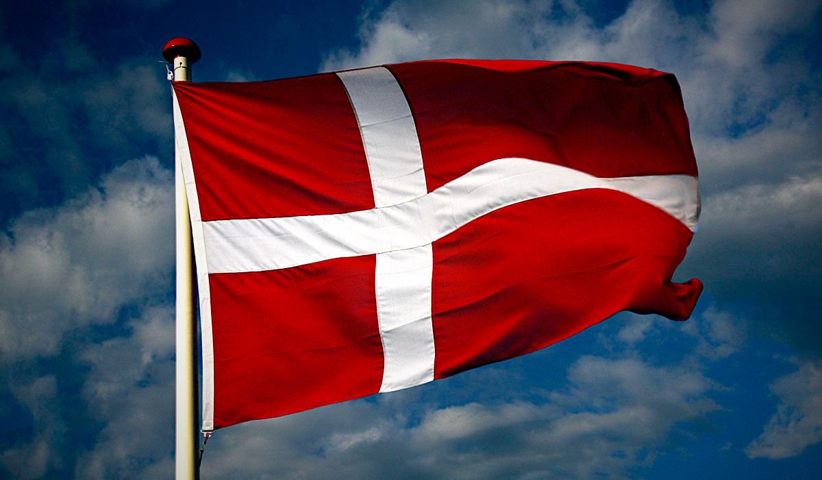 Danimarkada sağçı ekstremist qrup məscidin qarşısında Quranı yandırıb