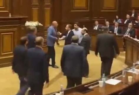 Ermənistan parlamentində dava düşüb