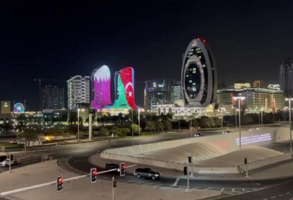 Dohadakı “Al Jaber Twin Tower” əkiz qüllələri Azərbaycanın dövlət bayrağının rəngləri ilə işıqlandırılıb