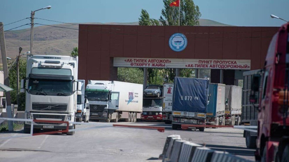На КПП «Ак-Тилек-автодорожный» на границе с Казахстаном наблюдается скопление фур