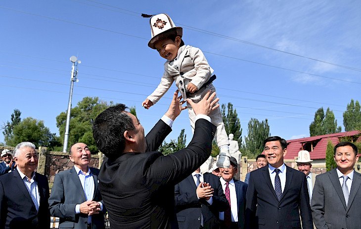 Садыр Жапаров поздравил кыргызстанцев с Международным днем защиты детей