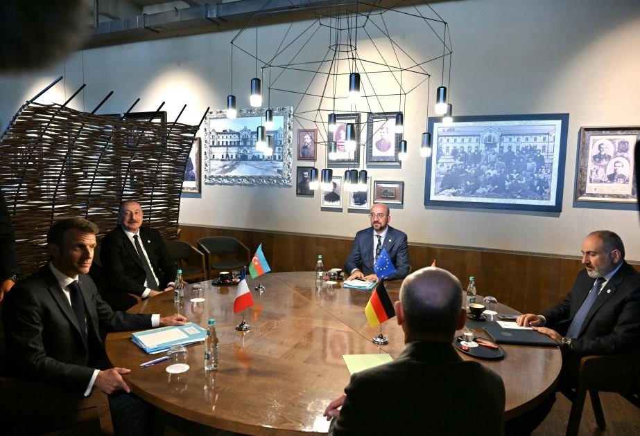 Состоялась неформальная встреча Президента Ильхама Алиева с Николом Пашиняном, Шарлем Мишелем, Олафом Шольцем и Эмманюэлем Макроном