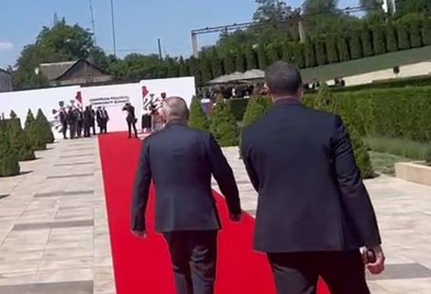 Armenian PM arrives at summit in Moldova in bulletproof vest