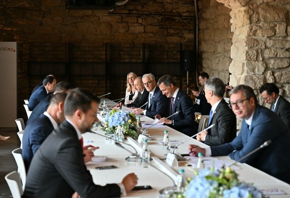 Президент Ильхам Алиев принял участие в круглом столе, посвященном вопросу энергетической безопасности