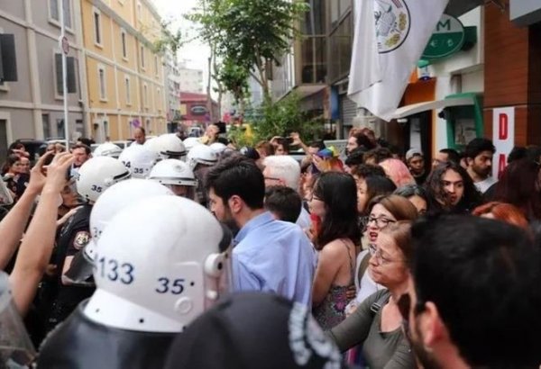 İzmirdə polis LGBT mitinqinin qarşısını alıb