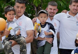 Игроки и тренеры сборной Кыргызстана по футболу навестили воспитанников детдома