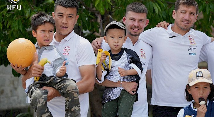 Игроки и тренеры сборной Кыргызстана по футболу навестили воспитанников детдома