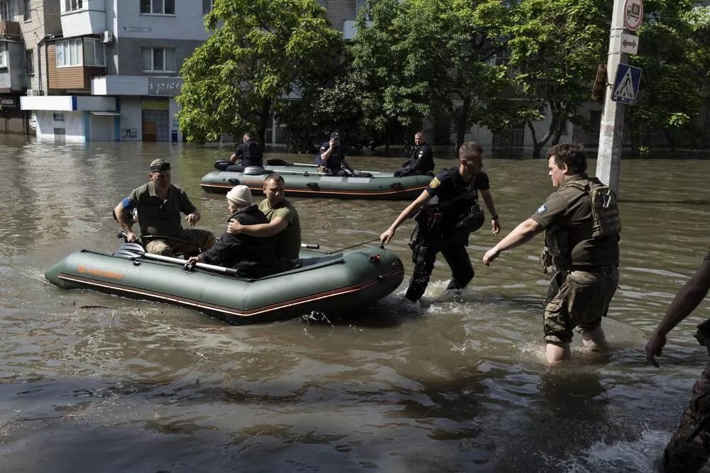 Flooding from dam leaves thousands with no drinking water in Ukraine