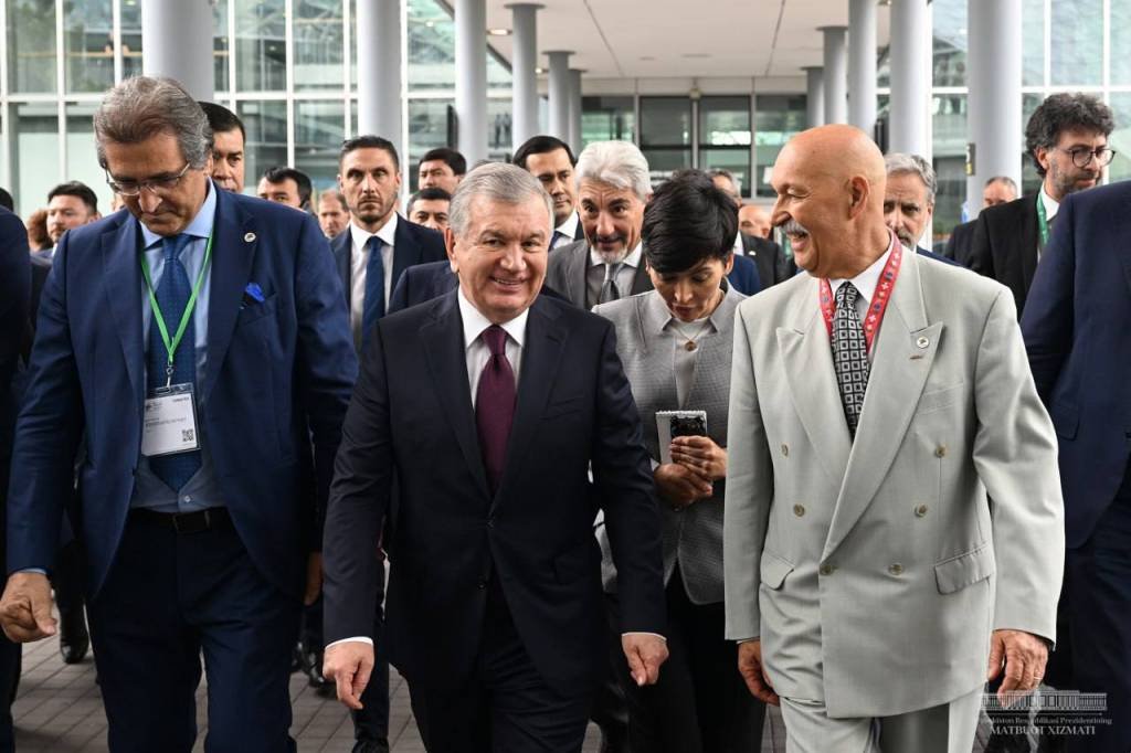 The President of Uzbekistan visits ITMA 2023 Textile and Garment Technology Exhibition