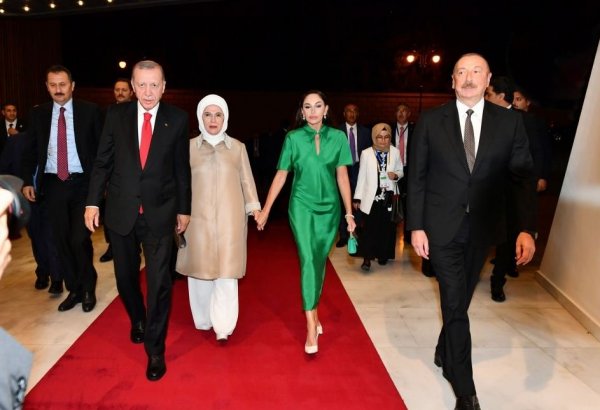 Cumhurbaşkanı Erdoğan Azerbaycan'da çiçeklerle karşılandı