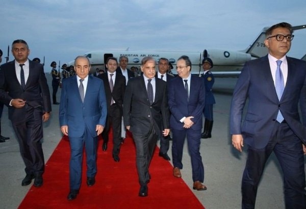 Премьер-министр Пакистана прибыл с официальным визитом в Азербайджан