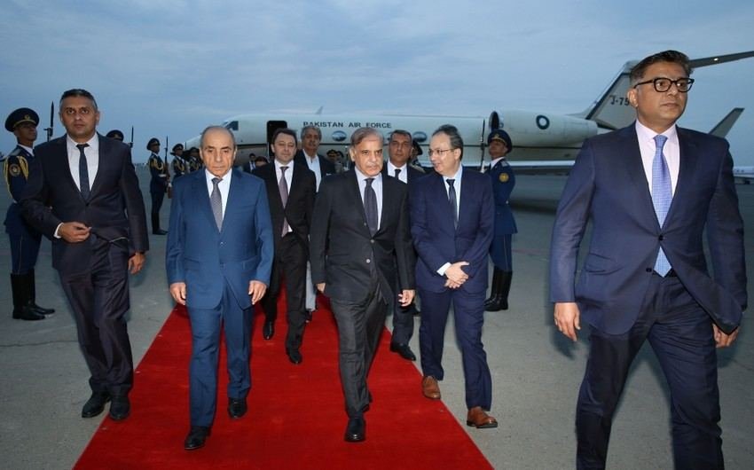 Премьер-министр Пакистана прибыл с официальным визитом в Азербайджан