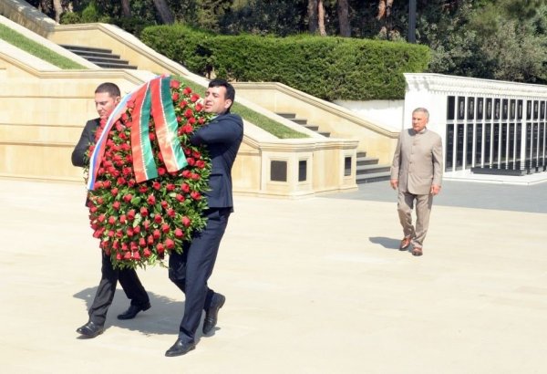 Rais of Tatarstan visits Alley of Martyrs in Baku